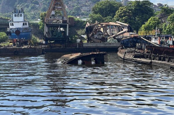 Parte de estrutura de navio afundado exposta na superfície da Baía de Guanabara, em 3 de fevereiro de 2023 - Sputnik Brasil