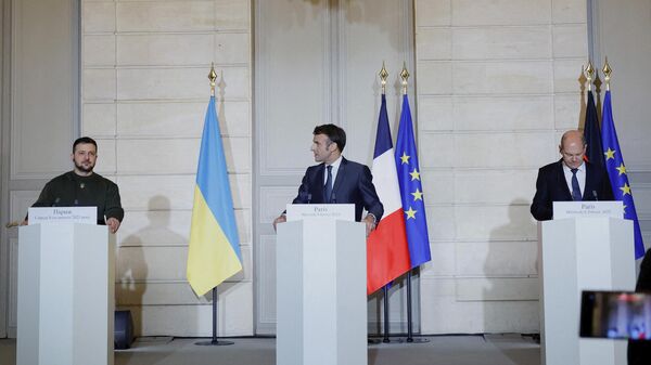 Da esquerda à direita, Vladimir Zelensky, líder do regime ucraniano; Emmanuel Macron, presidente da França; e Olaf Sholz, primeiro-ministro alemão em Paris. França, 8 de fevereiro de 2023 - Sputnik Brasil
