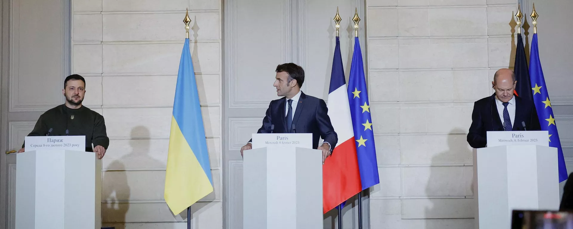 Da esquerda à direita, Vladimir Zelensky, líder do regime ucraniano; Emmanuel Macron, presidente da França; e Olaf Sholz, primeiro-ministro alemão em Paris. França, 8 de fevereiro de 2023 - Sputnik Brasil, 1920, 28.06.2024