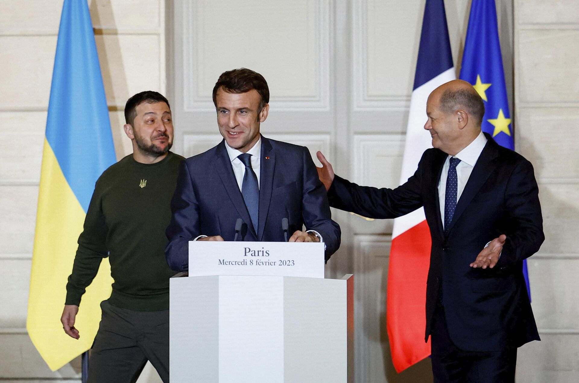 O presidente francês Emmanuel Macron, ao centro, o presidente ucraniano Vladimir Zelensky, e o chanceler alemão Olaf Scholz, participam de uma coletiva de imprensa conjunta no Palácio do Eliseu, 8 de fevereiro de 2023 em Paris - Sputnik Brasil, 1920, 16.05.2024