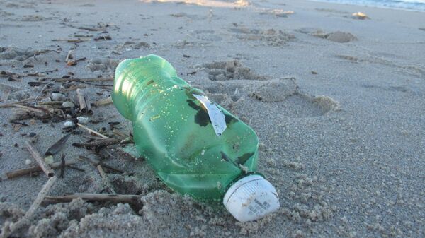Garrafa plástica deixada na areia em Sandy Hook, Nova Jersey. EUA, 30 de março de 2022 - Sputnik Brasil