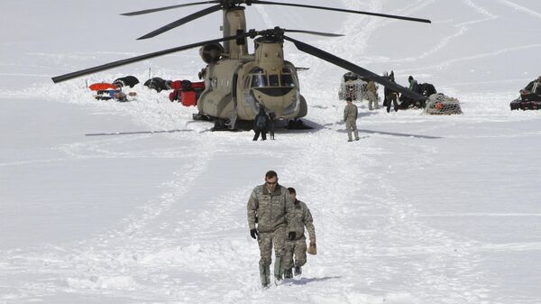 Capitão Corey Wheeler, comandante da Companhia B, 1º Batalhão, 52º Regimento de Aviação em Fort Wainwright, Alasca, se afasta de um helicóptero Chinook que pousou na geleira perto de Denali (foto dr arquivo) - Sputnik Brasil
