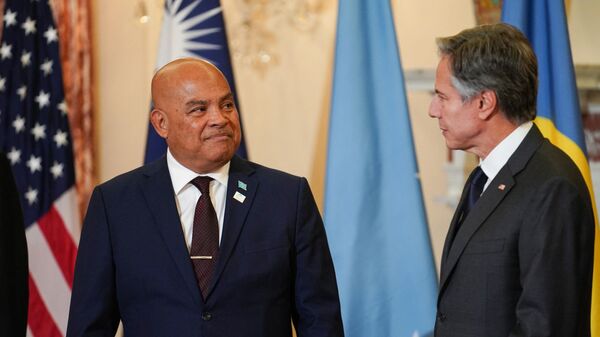 David Panuelo, presidente da Micronésia (à esquerda) durante encontro com Antony Blinken, secretário de Estado dos EUA (à direita), no Departamento de Estado em Washington, EUA, 29 de setembro de 2022 - Sputnik Brasil