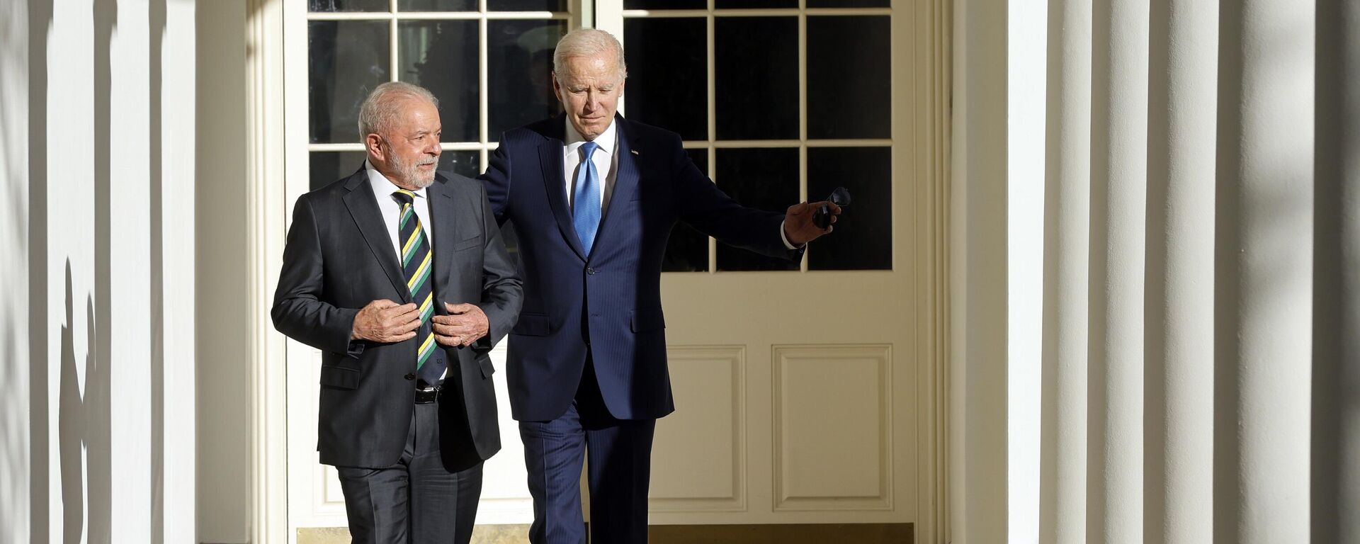 O presidente dos EUA, Joe Biden (à direita), e o presidente brasileiro, Luiz Inácio Lula da Silva, caminham ao longo da colunata ao lado do Rose Garden, na Casa Branca, em Washington. EUA, 10 de fevereiro de 2023 (foto de arquivo) - Sputnik Brasil, 1920, 24.02.2023