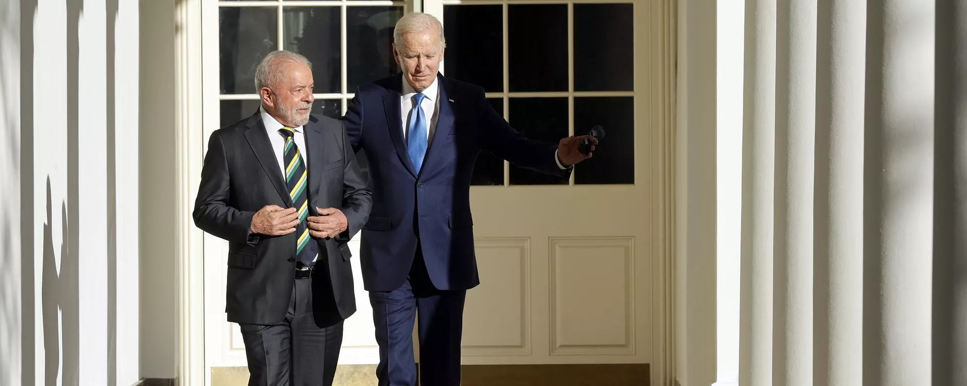 O presidente dos EUA, Joe Biden (à direita), e o presidente brasileiro, Luiz Inácio Lula da Silva, caminham ao longo da colunata ao lado do Rose Garden, na Casa Branca, em Washington, D.C. EUA, 10 de fevereiro de 2023 - Sputnik Brasil, 1920, 30.07.2024