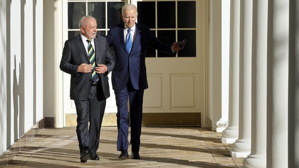 O presidente dos EUA, Joe Biden (à direita), e o presidente brasileiro, Luiz Inácio Lula da Silva, caminham ao longo da colunata ao lado do Rose Garden, na Casa Branca, em Washington. EUA, 10 de fevereiro de 2023 (foto de arquivo) - Sputnik Brasil