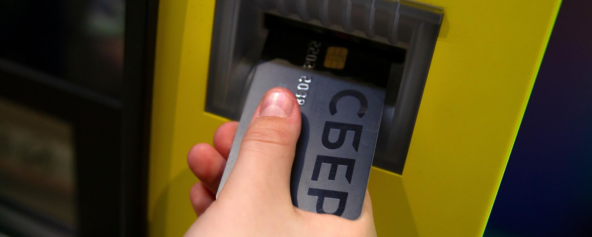 Cliente com cartão bancário Mir usando ATM em centro comercial na Rússia, foto publicada em 3 de fevereiro de 2023 - Sputnik Brasil, 1920, 05.06.2026