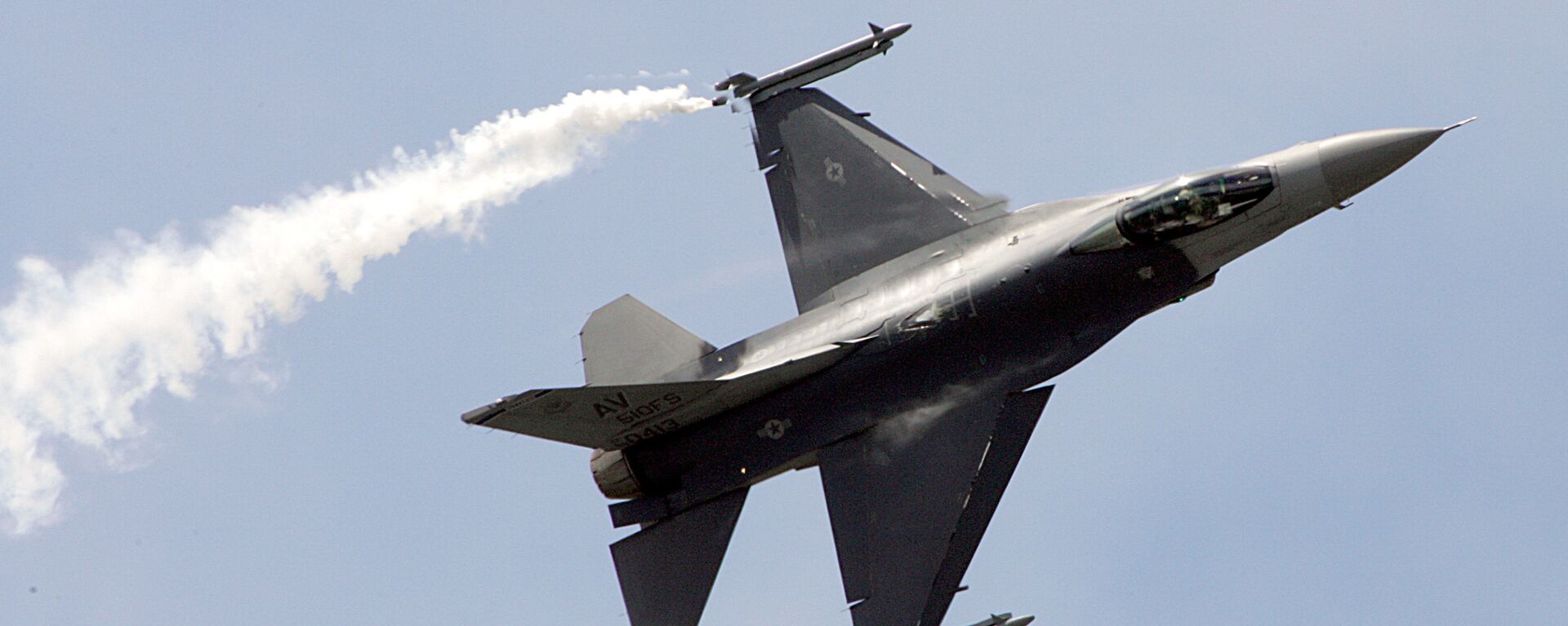 Um caça F-16C da Força Aérea dos EUA realiza seu voo de demonstração no 47º Paris Air Show em Le Bourget, norte de Paris, 22 de junho de 2007 - Sputnik Brasil, 1920, 15.06.2023