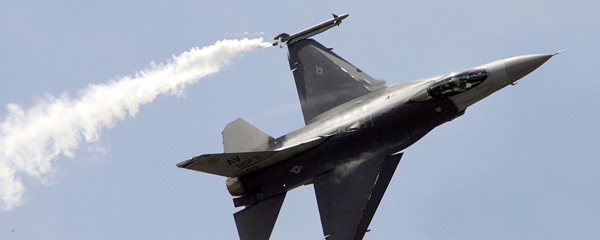 Um caça F-16C da Força Aérea dos EUA realiza seu voo de demonstração no 47º Paris Air Show em Le Bourget, norte de Paris, 22 de junho de 2007 - Sputnik Brasil, 1920, 29.07.2024