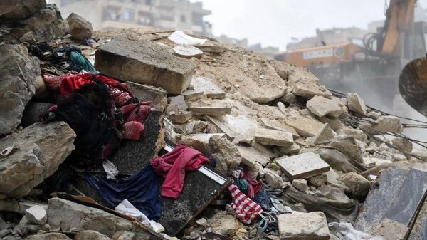 Pertences de moradores de uma casa em Aleppo, na Síria, destruída pelos terremotos que atingiram o país - Sputnik Brasil