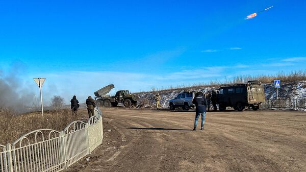 Lançador múltiplo de foguetes Grad sendo usado contra as posições russas perto de Bakhmut, região de Donetsk, 11 de janeiro de 2023 - Sputnik Brasil