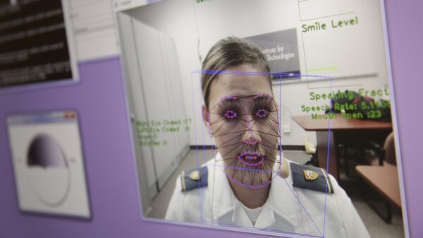 Um computador monitora algumas das reações da cadete Cheyenne Quilter enquanto ela trabalha com um personagem de realidade virtual chamado Ellie na Academia Militar dos EUA em West Point, NY (foto de arquivo) - Sputnik Brasil