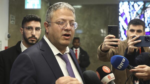 O ministro da Segurança Nacional de Israel, Itamar Ben-Gvir, fala com repórteres antes de uma reunião semanal de gabinete no gabinete do primeiro-ministro em Jerusalém, 5 de fevereiro de 2023 - Sputnik Brasil