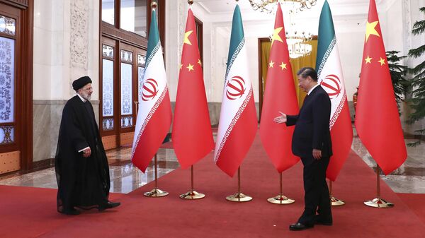 Nesta foto divulgada pelo site oficial do gabinete da Presidência iraniana, o presidente Ebrahim Raisi, à esquerda, chega em uma cerimônia oficial de boas-vindas de seu homólogo chinês Xi Jinping em Pequim, 14 de fevereiro de 2023 - Sputnik Brasil