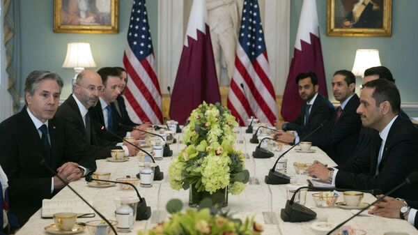 O secretário de Estado dos EUA, Antony Blinken (à direita), e o ministro das Relações Exteriores do Catar, Sheikh Mohammed bin Abdulrahman Al Thani (à esquerda), realizam uma coletiva de imprensa após a cerimônia de assinatura do Diálogo Estratégico EUA-Qatar no Departamento de Estado em Washington, DC, em 12 de novembro de 2021 - Sputnik Brasil