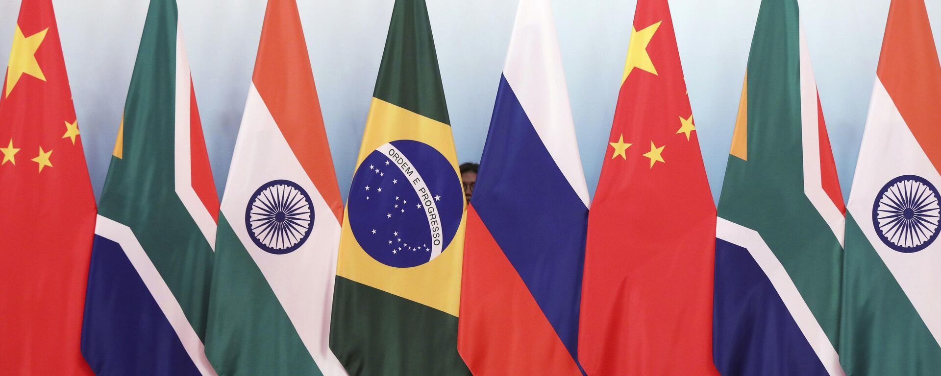 Bandeiras dos países integrantes do BRICS dispostas lado a lado em cúpula realizada na China, em 4 de setembro de 2017 - Sputnik Brasil, 1920, 25.07.2023