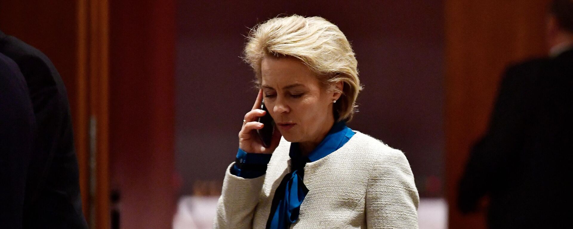 A presidente da Comissão Europeia, Ursula von der Leyen (C), fala ao telefone durante (foto de arquivo)  - Sputnik Brasil, 1920, 16.02.2023