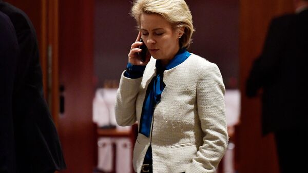 A presidente da Comissão Europeia, Ursula von der Leyen (C), fala ao telefone durante (foto de arquivo)  - Sputnik Brasil