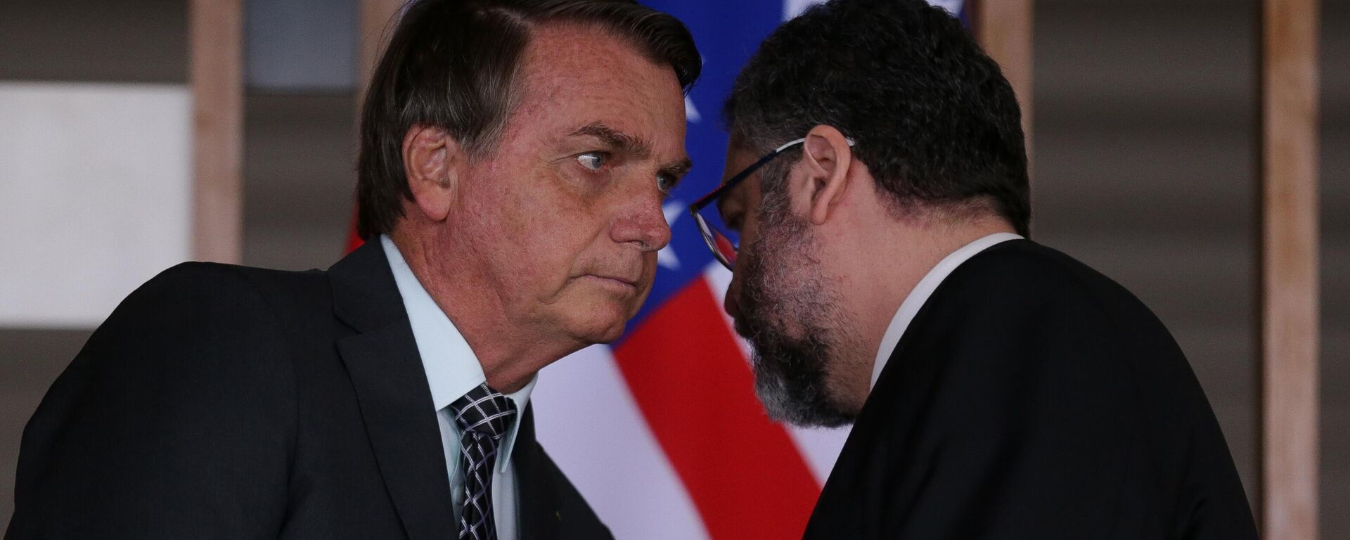 O ex-presidente Jair Bolsonaro e o ex-ministro das Relações Exteriores, Ernesto Araújo, durante cerimônia com autoridades dos EUA, no Palácio do Itamaraty, Brasília (foto de arquivo) - Sputnik Brasil, 1920, 17.02.2023