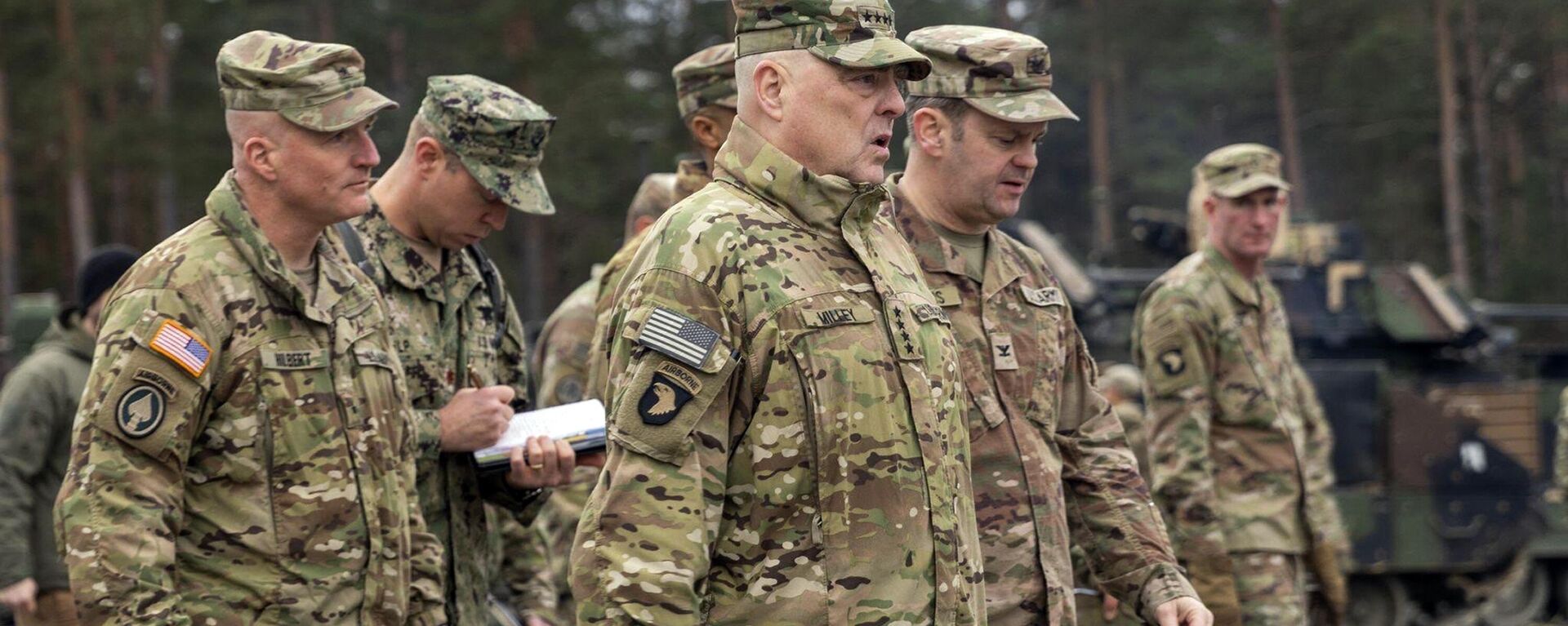 Mark Milley, general e chefe do Estado-Maior Conjunto dos EUA, fala com líderes militares americanos responsáveis por treinamento de soldados ucranianos na Área de Treinamento Grafenwoehr, Alemanha, 16 de janeiro de 2023 - Sputnik Brasil, 1920, 18.02.2023