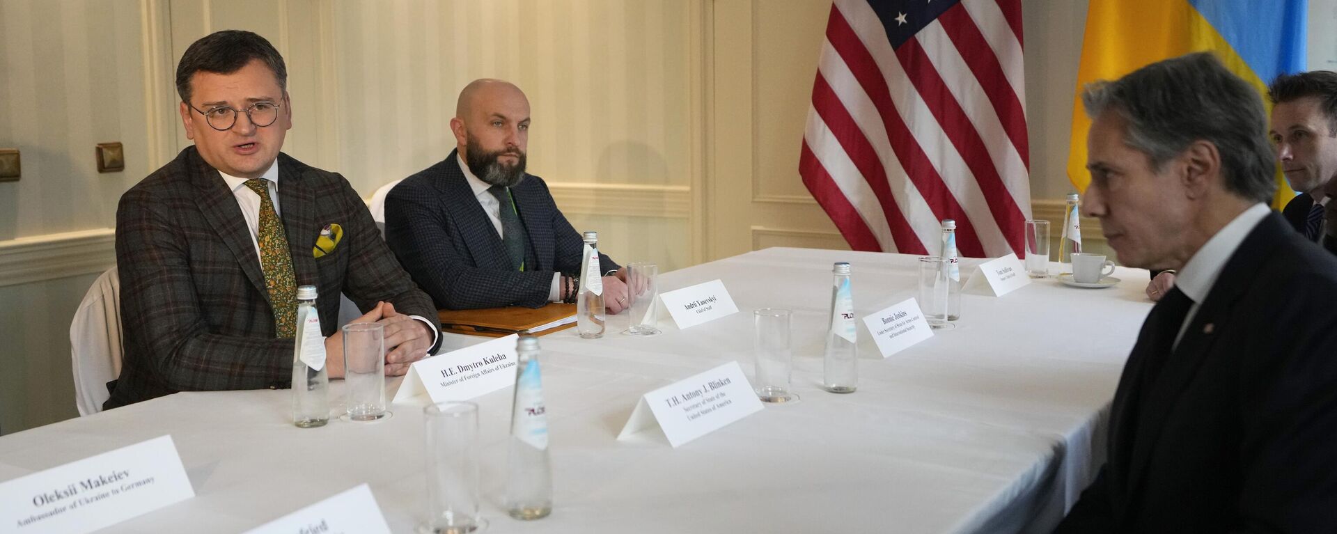 O secretário de Estado dos Estados Unidos, Antony Blinken, em primeiro plano à direita, encontra-se com o ministro das Relações Exteriores da Ucrânia, Dmitry Kuleba, à esquerda, na Conferência de Segurança de Munique em Munique, 18 de fevereiro de 2023. - Sputnik Brasil, 1920, 19.02.2023