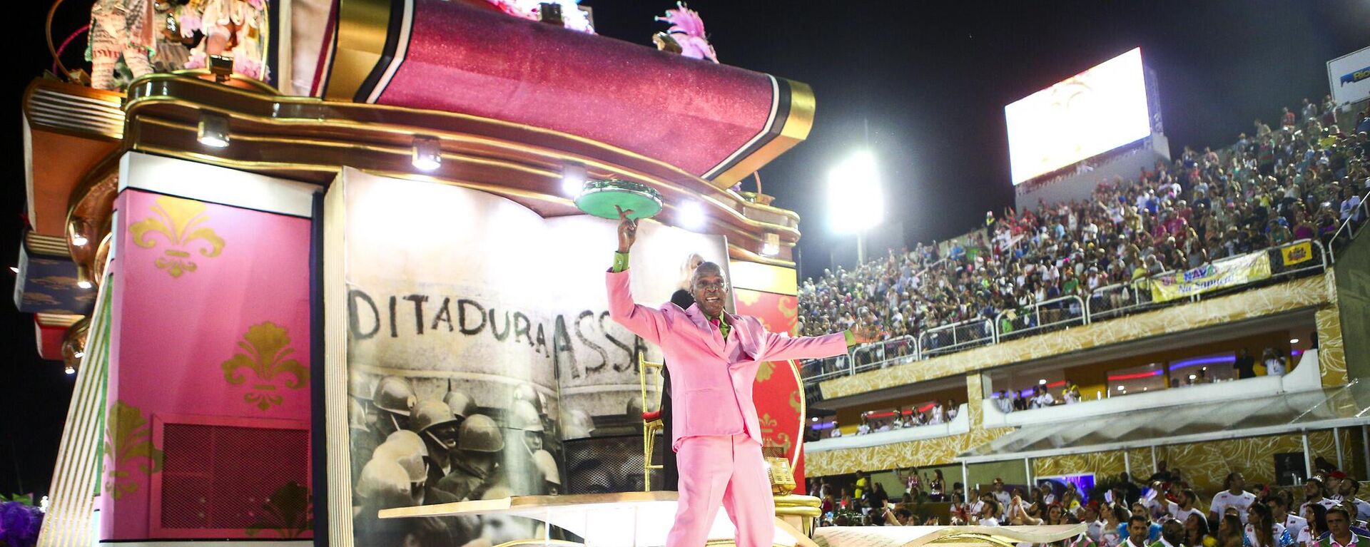 A Estação Primeira de Mangueira foi campeã do desfile das escolas de samba do Carnaval carioca em 2019 questionando a história oficial do Brasil. Rio de Janeiro, 4 de março de 2019 - Sputnik Brasil, 1920, 20.02.2023