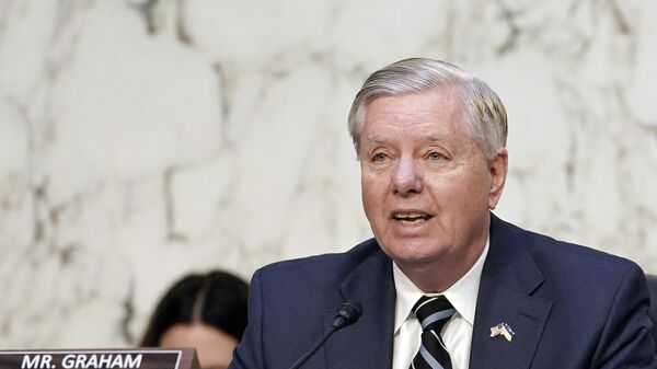 O senador Lindsey Graham, R-S.C., faz uma pergunta durante uma audiência no Comitê Judiciário do Senado sobre segurança on-line para crianças, realizada na terça-feira, 14 de fevereiro de 2023, no Capitólio, em Washington.  - Sputnik Brasil