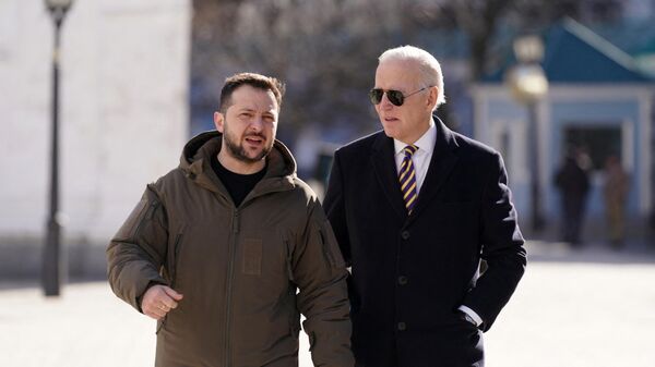 Presidentes da Ucrânia, Vladimir Zelensky (à esquerda), e dos EUA, Joe Biden, em Kiev, capital ucraniana - Sputnik Brasil