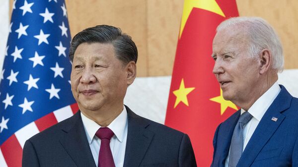 Presidentes da China e dos EUA, Xi Jinping (à esquerda) e Joe Biden, durante reunião bilateral à margem da cúpula do G20 na Indonésia, em 14 de novembro de 2022 - Sputnik Brasil