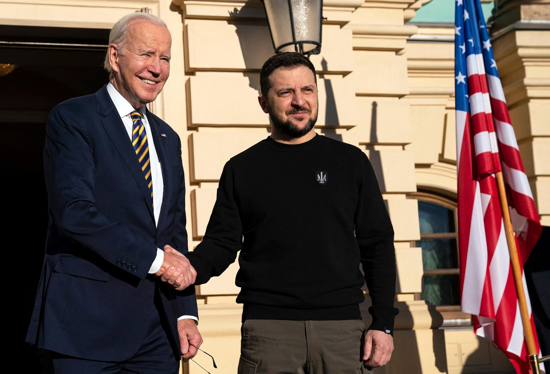 O presidente Joe Biden (à esquerda) é recebido pelo presidente ucraniano, Vladimir Zelensky, em sua chegada a Kiev, em 20 de fevereiro de 2023 - Sputnik Brasil, 1920, 20.02.2023