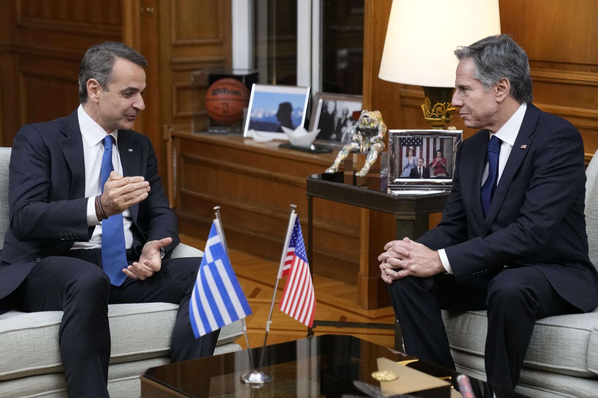 Primeiro-ministro grego, Kyriakos Mitsotakis, à esquerda, fala com o secretário de Estado norte-americano, Antony Blinken, durante sua reunião na Mansão Maximos, em Atenas, Grécia, em 20 de fevereiro de 2023. Blinken estará em uma viagem de dois dias em Atenas, após sua visita à Turquia, para se encontrar com os líderes do país e lançar a quarta rodada do Diálogo Estratégico EUA-Grécia. - Sputnik Brasil, 1920, 27.10.2023