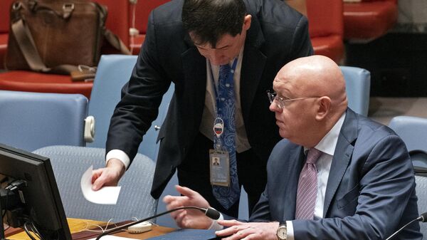Embaixador da Rússia nas Nações Unidas, Vasily Nebenzya (sentado), na sede das Nações Unidas, em Nova York, EUA, 31 de outubro de 2022 - Sputnik Brasil