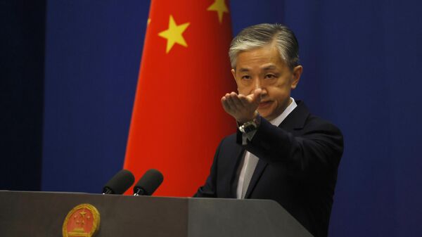 O porta-voz do Ministério das Relações Exteriores da China, Wang Wenbin, gesticula para perguntas durante o briefing diário em Pequim, 23 de julho de 2020 - Sputnik Brasil