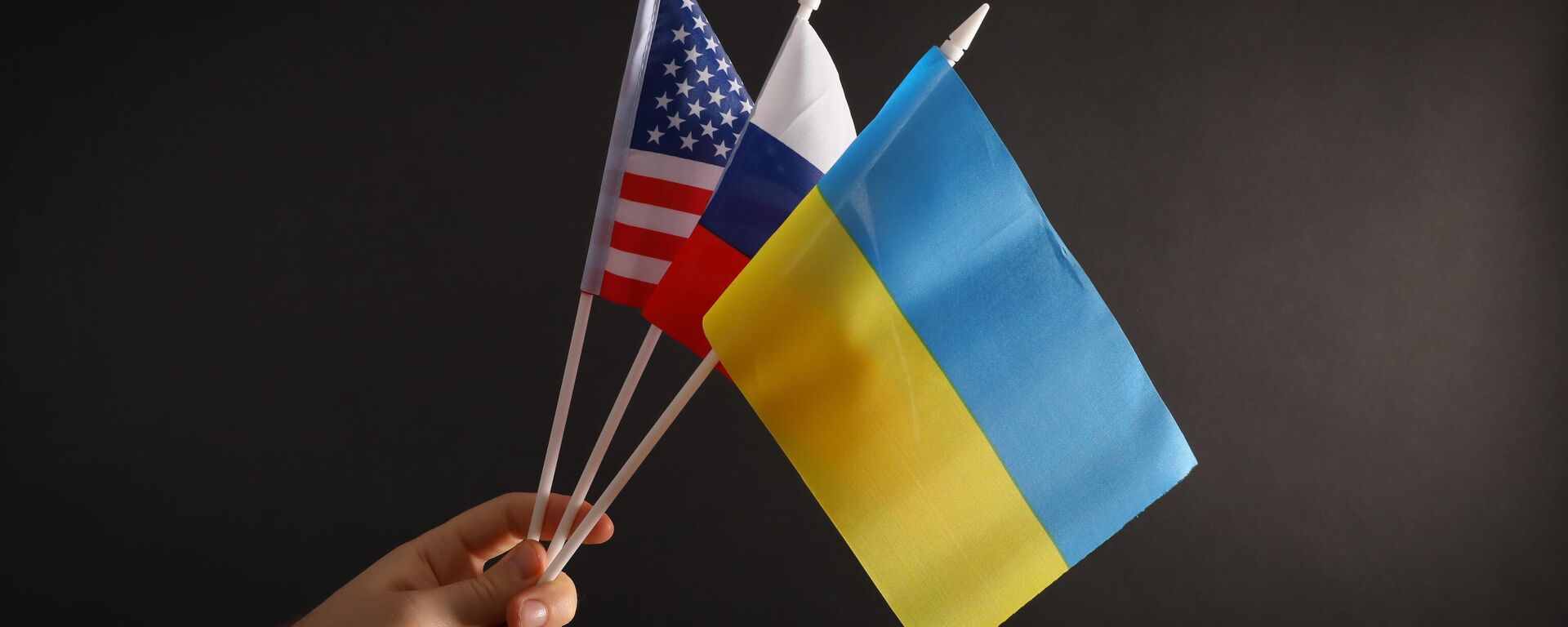 Bandeiras dos EUA, da Rússia e da Ucrânia (imagem referencial) - Sputnik Brasil, 1920, 16.04.2023