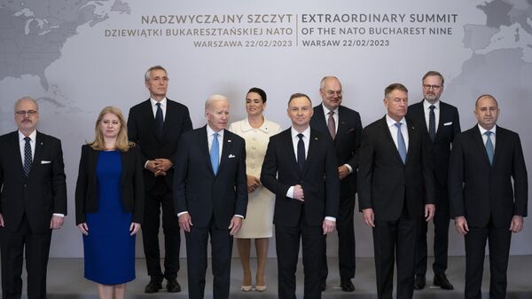 O presidente Joe Biden participa de uma foto de família durante uma reunião com os líderes dos Nove de Bucareste, um grupo de nove países que compõem o flanco oriental da OTAN, quarta-feira, 22 de fevereiro de 2023, em Varsóvia - Sputnik Brasil