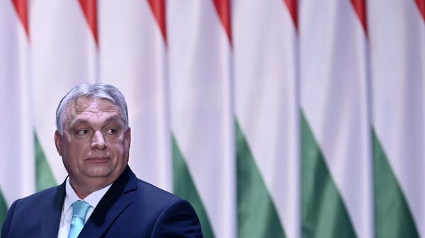 O primeiro-ministro húngaro, Viktor Orbán, sai após um discurso anual sobre o Estado da Nação em Budapeste, Hungria, sábado, 18 de fevereiro de 2023 - Sputnik Brasil