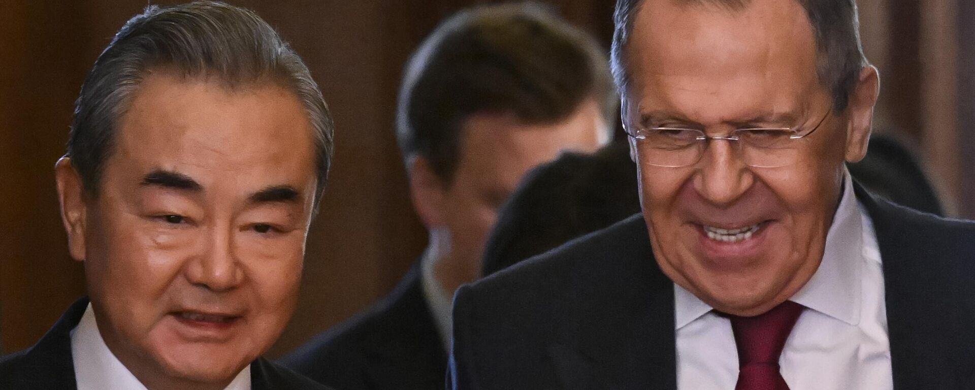 O ministro das Relações Exteriores russo, Sergei Lavrov, à direita, e o chefe de política externa do Partido Comunista chinês, Wang Yi, entram em uma sala para suas conversas em Moscou, Rússia, na quarta-feira, 22 de fevereiro de 2023. - Sputnik Brasil, 1920, 04.04.2023