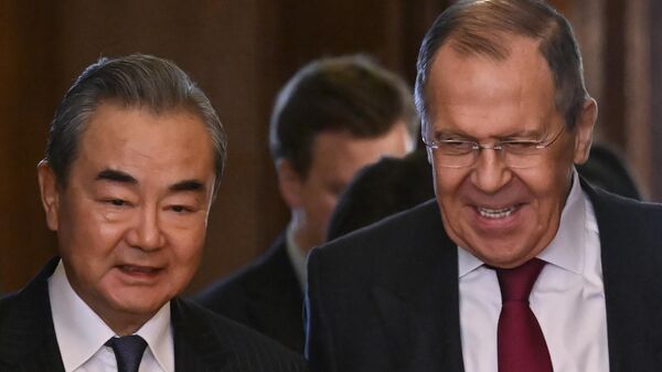 O ministro das Relações Exteriores russo, Sergei Lavrov, à direita, e o chefe de política externa do Partido Comunista chinês, Wang Yi, entram em uma sala para suas conversas em Moscou, Rússia, na quarta-feira, 22 de fevereiro de 2023. - Sputnik Brasil