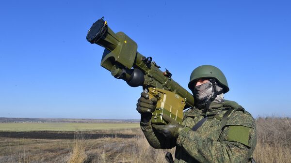 Militar das Forças Armadas da Rússia dispara lança-foguetes portátil Igla contra as posições ucranianas no setor sul da operação militar especial  - Sputnik Brasil