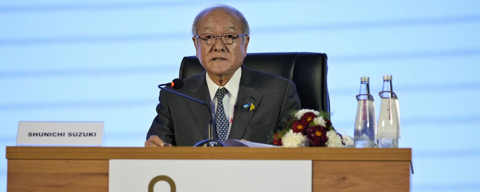 Ministro das Finanças do Japão, Shunichi Suzuki representa seu país durante encontro de líderes do G7 em Bengaluru, na Índia, em 23 de fevereiro de 2023 - Sputnik Brasil, 1920, 23.02.2023