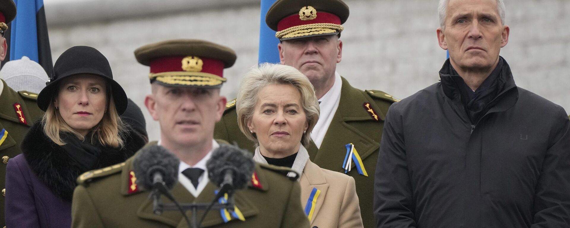 O secretário-geral da OTAN, Jens Stoltenberg, à direita, a primeira-ministra da Estônia, Kaja Kallas, à esquerda, a presidente da Comissão Europeia, Ursula von der Leyen, faz seu discurso durante as comemorações do 105º aniversário da a República da Estônia, em Tallinn, Estônia, 24 de fevereiro de 2023 - Sputnik Brasil, 1920, 24.02.2023