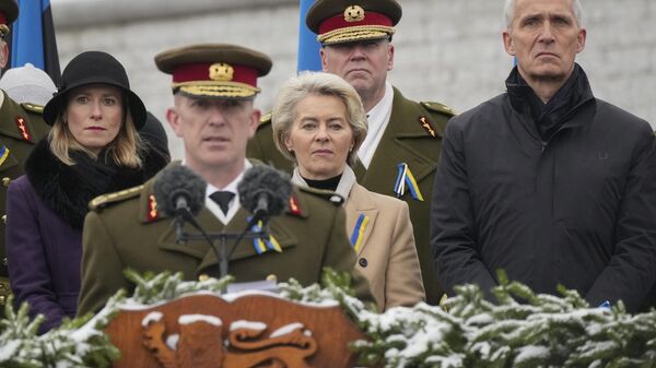 O secretário-geral da OTAN, Jens Stoltenberg, à direita, a primeira-ministra da Estônia, Kaja Kallas, à esquerda, a presidente da Comissão Europeia, Ursula von der Leyen, faz seu discurso durante as comemorações do 105º aniversário da a República da Estônia, em Tallinn, Estônia, 24 de fevereiro de 2023 - Sputnik Brasil