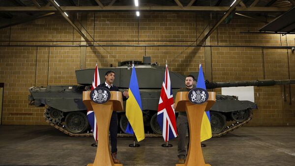 O primeiro-ministro britânico Rishi Sunak e o presidente ucraniano Vladimir Zelensky realizam uma coletiva de imprensa em uma instalação militar em Lulworth, Dorset, Inglaterra, quarta-feira, 8 de fevereiro de 2023. - Sputnik Brasil