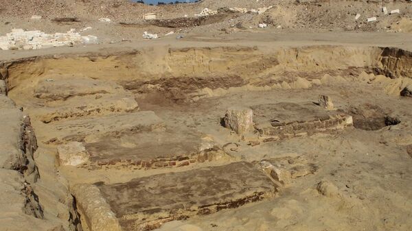 Arqueólogos egípcios e espanhóis encontraram no sítio arqueológico de Al-Bahnasa, na província de Minya, 22 tumbas das épocas persa, romana e copta - Sputnik Brasil