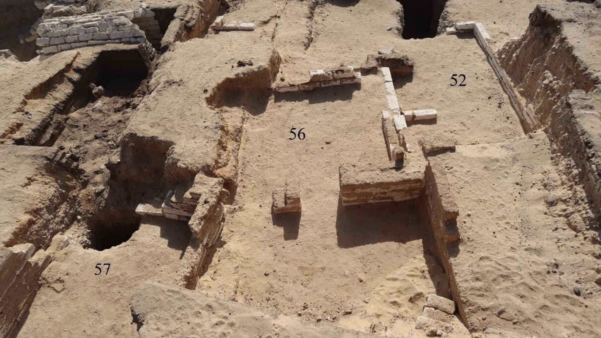 Arqueólogos egípcios e espanhóis encontraram no sítio arqueológico de Al-Bahnasa, na província de Minya, 22 tumbas das épocas persa, romana e copta Arqueólogos egípcios e espanhóis encontraram no sítio arqueológico de Al-Bahnasa, na província de Minya, 22 tumbas das épocas persa, romana e copta - Sputnik Brasil, 1920, 01.05.2025