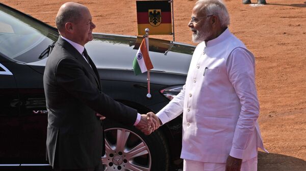 O primeiro-ministro indiano Narendra Modi dá as boas-vindas ao chanceler alemão Olaf Scholz, durante a recepção cerimonial deste último no palácio presidencial indiano, em Nova Delhi, Índia, 25 de fevereiro de 2023 - Sputnik Brasil