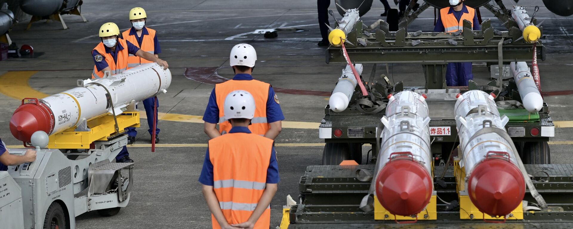 Militares da Força Aérea taiwanesa se preparam para carregar mísseis antinavio Harpoon AGM-84 feitos pelos EUA em frente a um caça F-16V durante um exercício na base da Força Aérea de Hualien em 17 de agosto de 2022, Taiwan - Sputnik Brasil, 1920, 02.03.2023