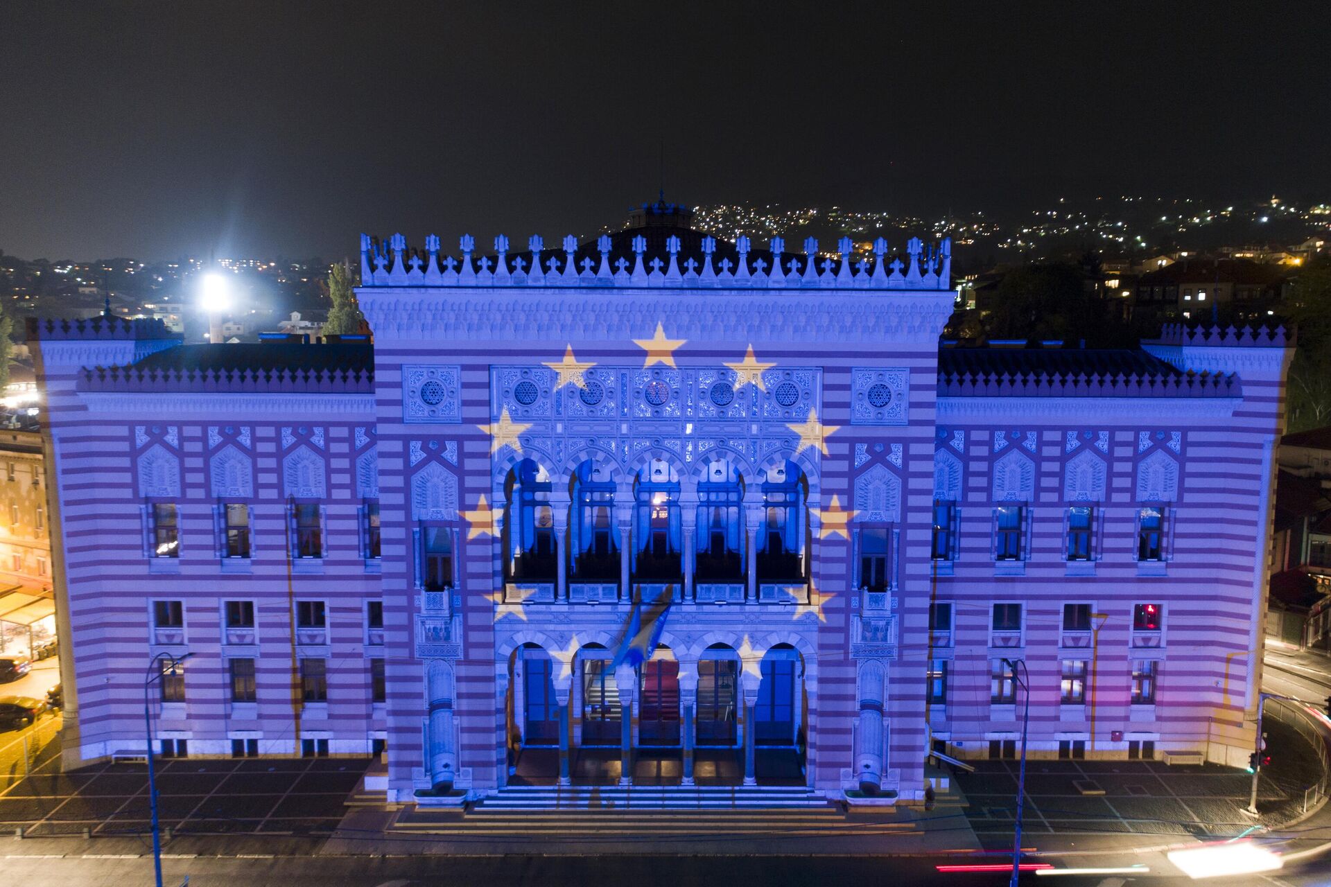 Bandeira da União Europeia projetada no prédio da Biblioteca Nacional em Sarajevo, Bósnia e Herzegovina, 12 de outubro de 2022 - Sputnik Brasil, 1920, 04.04.2023