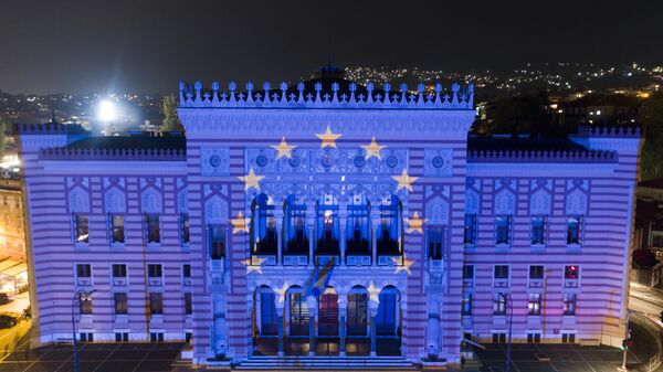 Bandeira da União Europeia projetada no prédio da Biblioteca Nacional em Sarajevo, Bósnia e Herzegovina, 12 de outubro de 2022 - Sputnik Brasil
