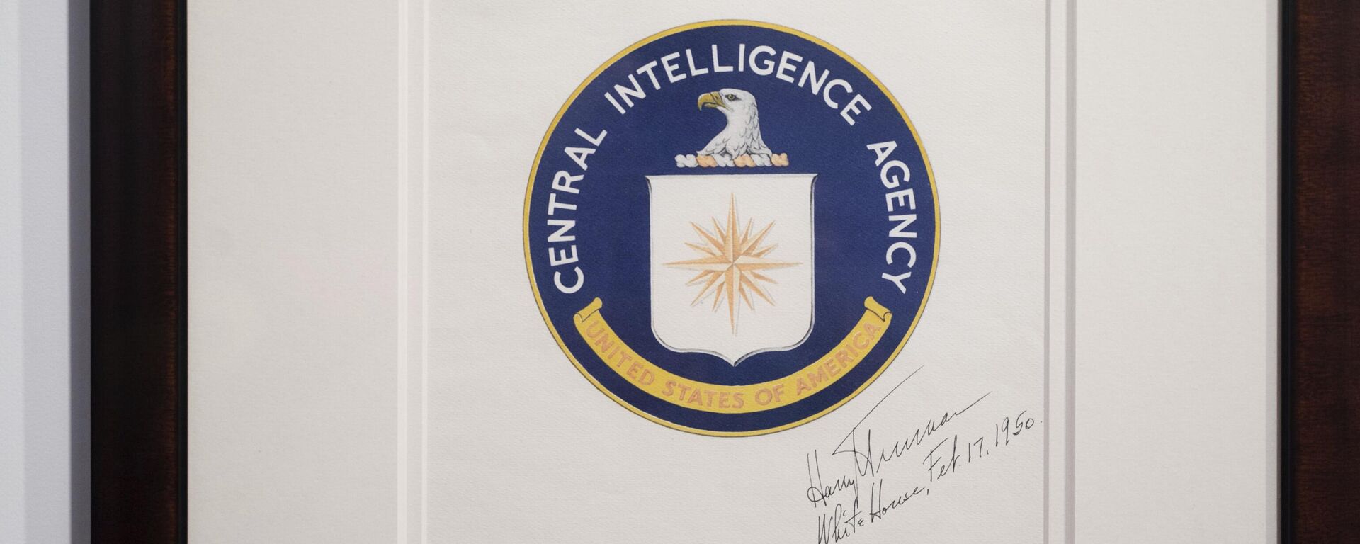 Uma das primeiras versões do logotipo da Agência Central de Inteligência (CIA, na sigla em inglês) dos EUA no museu da entidade em Langley, Virgínia, EUA, 24 de setembro de 2022 - Sputnik Brasil, 1920, 26.02.2023